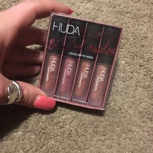 ⭐️NEW-Huda Beauty Blushed Nude Matte Minis⭐️